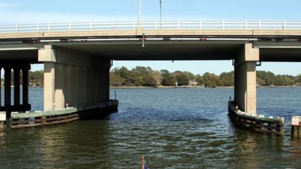 Lafayette_River_trawler_bridge_cPanbo_.jpg