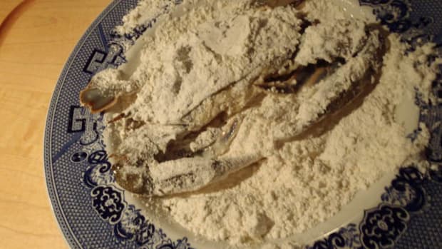 Dredge crab in flour