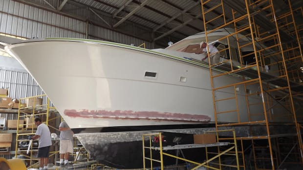 Here’s a nice little refit. Check out the sprayrails at the bow, just above the bootstripe. Vinyl rails often crack with age. You can either refurbish or replace.