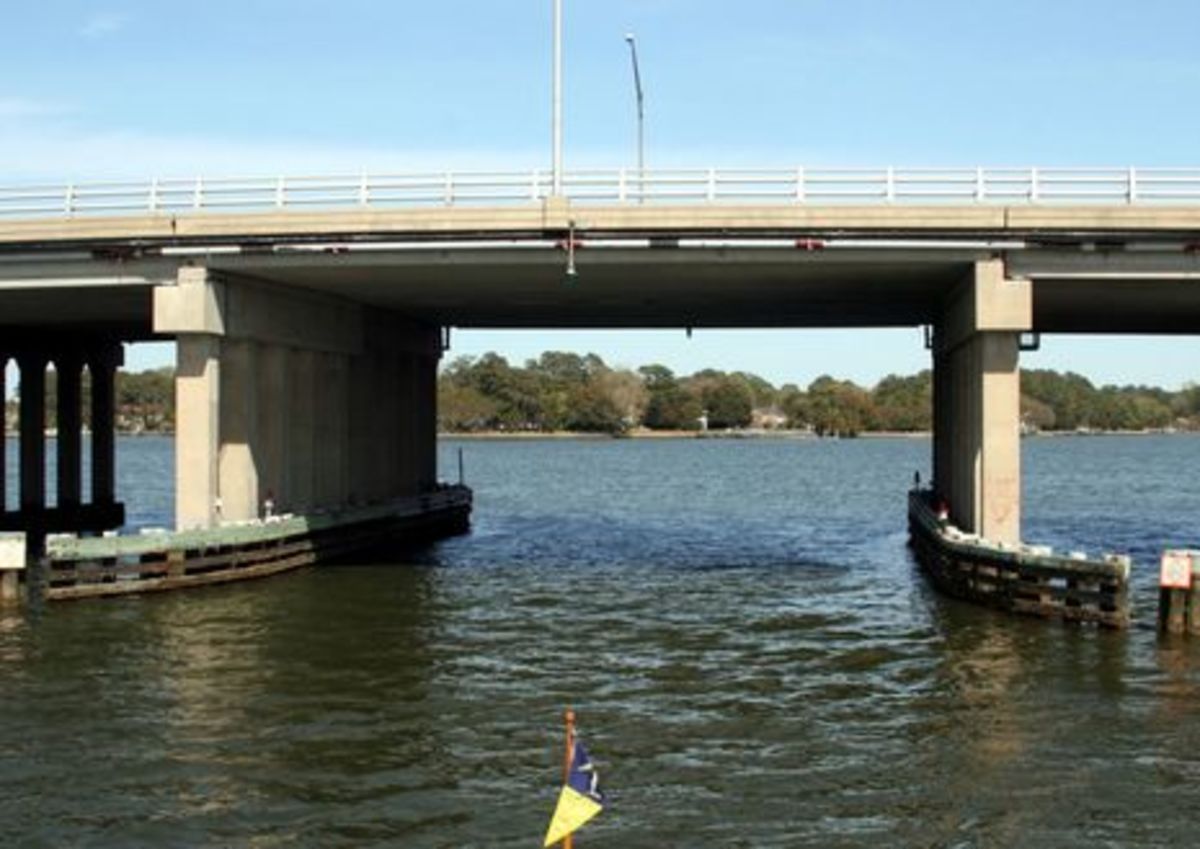 Lafayette_River_trawler_bridge_cPanbo_.jpg