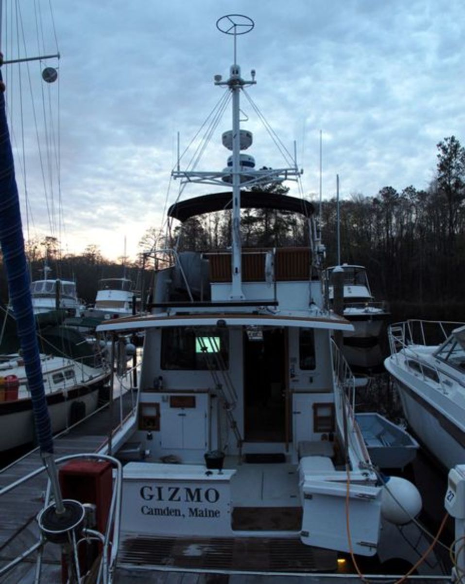 Gizmo_3-2013_new_antenna_rig_from_stern_cPanbo.jpg
