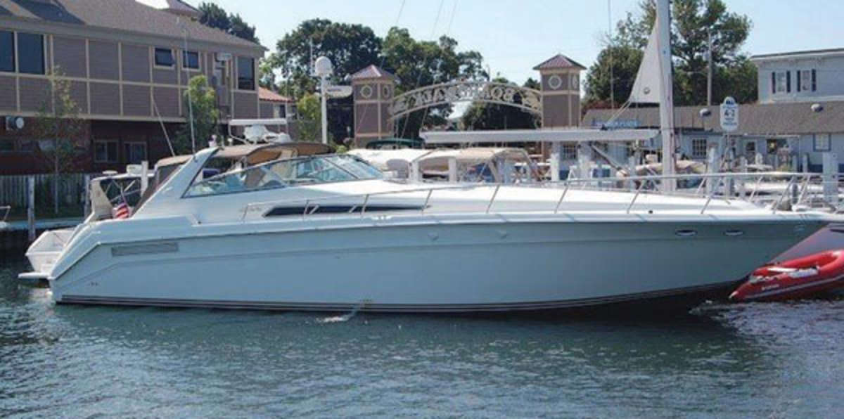 Sleek lines and a cockpit ready for fun are hallmarks of this 1991 Sea Ray. 